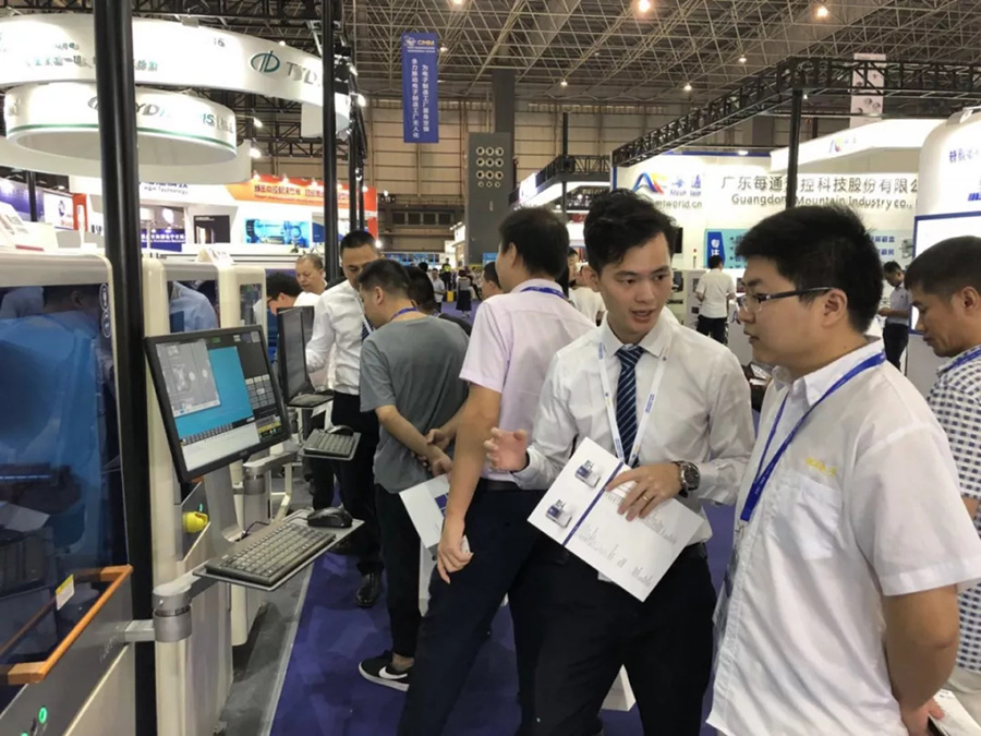 人生就是搏坚持自主创新，多部设备首次公开亮相 | 电子制造自动化展报道